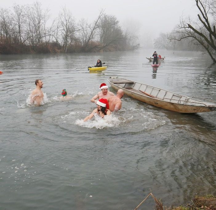 Nella foto il bagno gelido nelle acque del torrente Agogna per il Capodanno 2024