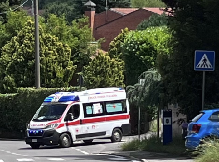 L'ambulanza lascia via Manzoni dopo l'intervento di soccorso