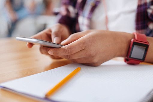 Scuola, il ministero ribadisce il divieto all'utilizzo di cellulari in classe: «Mancanza di rispetto verso i docenti»