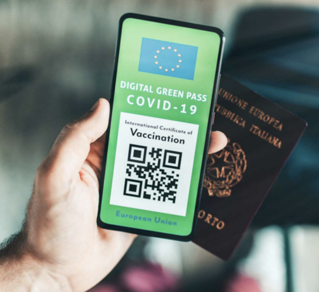 Postare il green pass social? Ecco perché potrebbe essere pericoloso