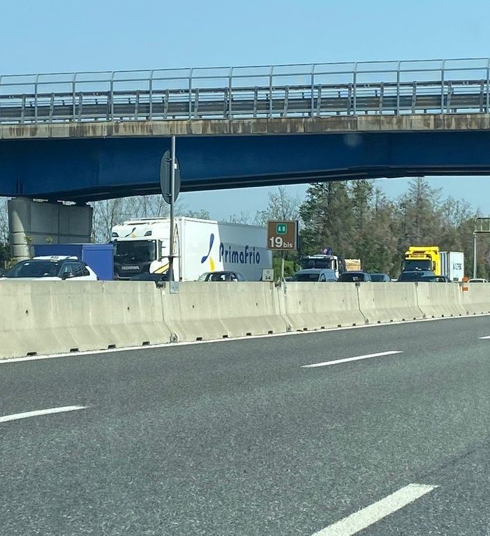 Camion in panne allo svincolo di Busto: code in autostrada