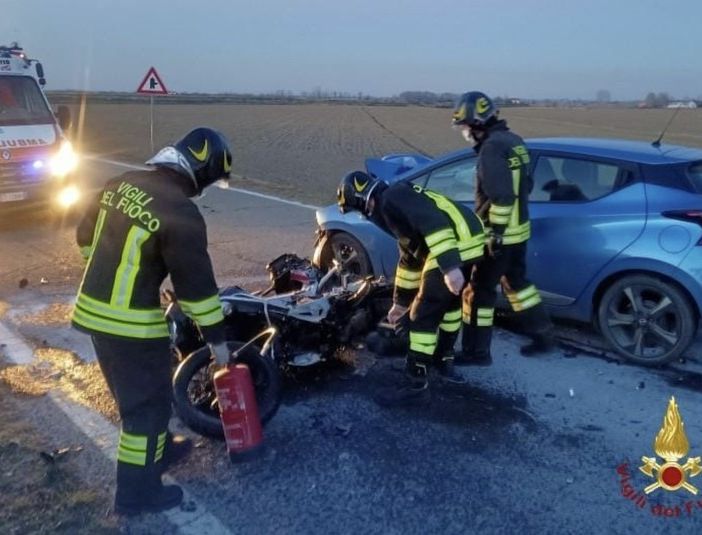 Caresana: terribile schianto tra auto e moto, muore un 65enne di Candia - FOTO