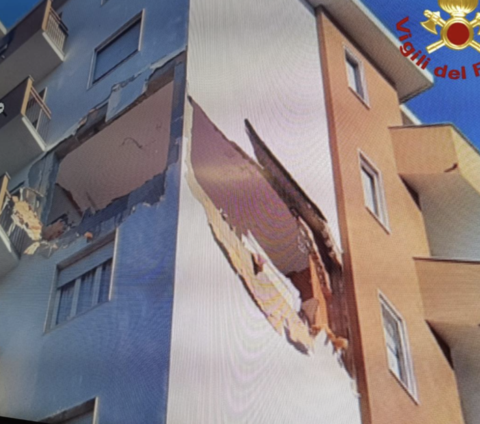 Esplosione in un condominio a Corsico: appartamento sventrato