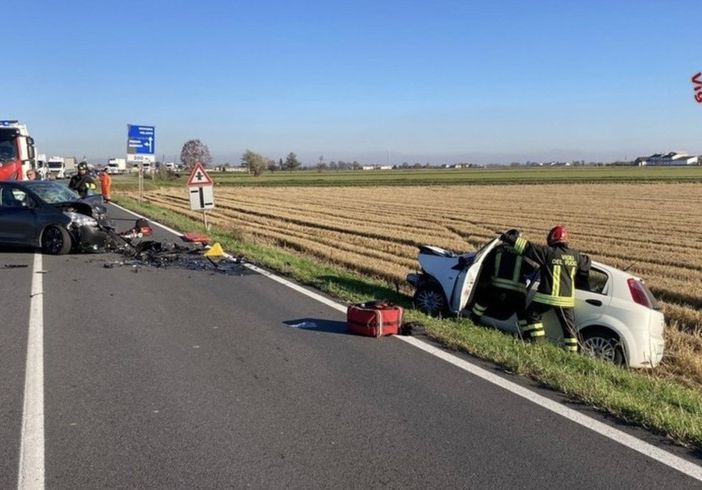 Frontale tra due auto sulla Vercelli - Novara. Un ferito in codice rosso