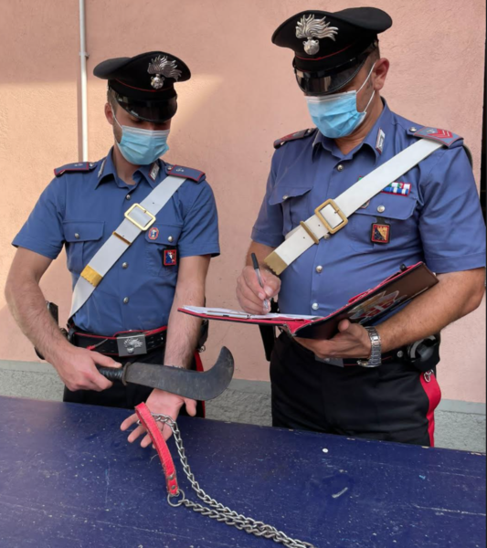 Malmena la ex con una catena e la minaccia con la roncola: 29enne in manette