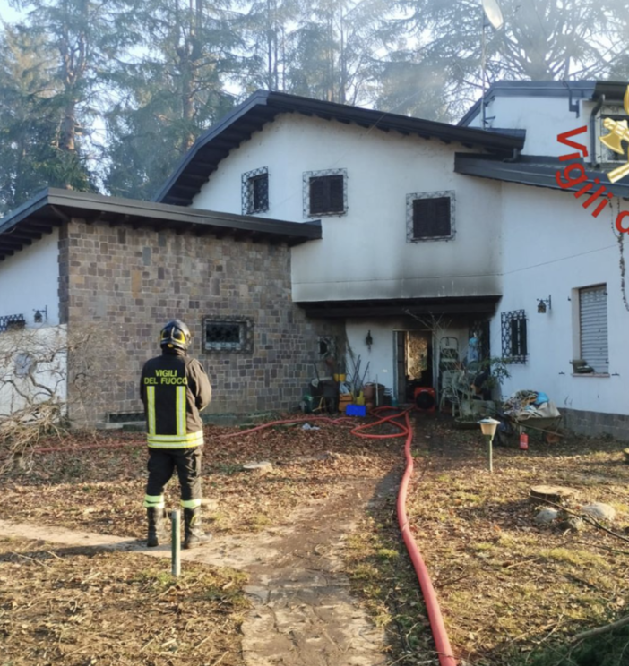 Abitazione in fiamme nel Comasco: muore un uomo, la figlia salvata dai vigili del fuoco