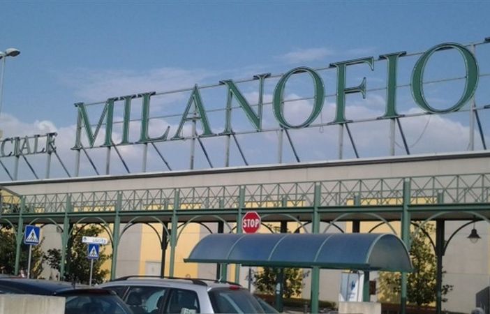 Tentata strage ad Assago: uomo accoltella a caso i clienti di un centro commerciale. Bilancio di un morto e tre feriti gravi