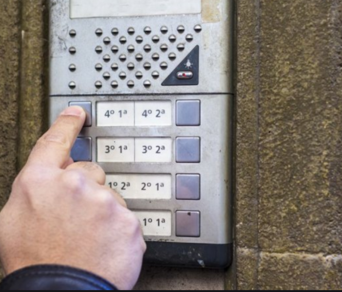 Vercelli, festa in casa (con schiamazzi): 14 multe per violazione delle norme anti Covid