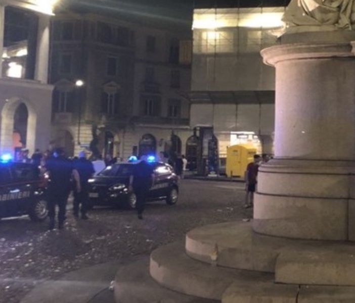 Vercelli: ubriaco, dà in escandescenze in piazza. E al Pronto soccorso sferra un pugno all'infermiera