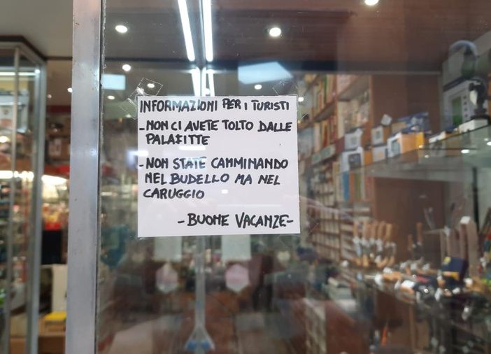 Varazze, cartello ironico per i turisti in un negozio: &quot;Non state camminando nel budello ma nel caruggio&quot;