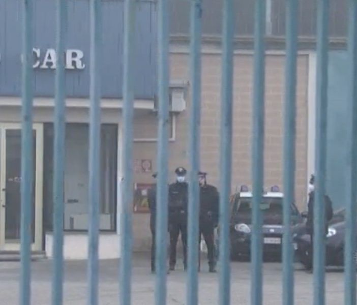 Schiacciato da un portone sul posto di lavoro, 34enne in prognosi riservata