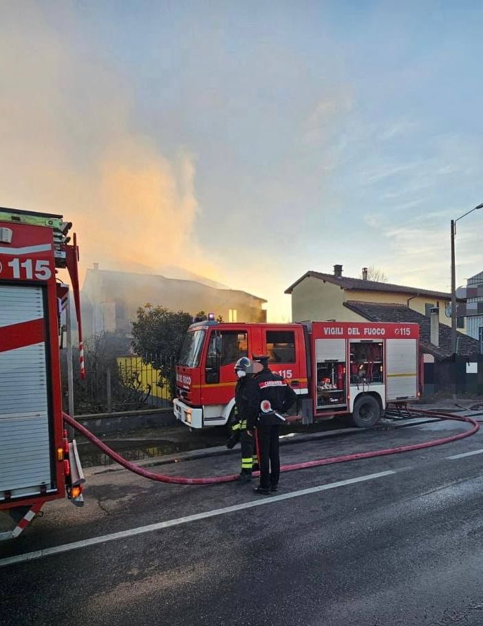 Gropello Cairoli: cerca di spegnere le fiamme partite da un divano letto, 49enne si ustiona gravemente