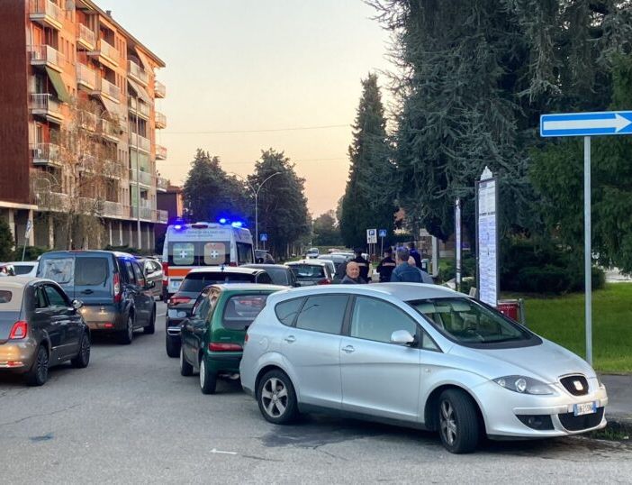 Magenta, caduta in piazza Kennedy: donna finisce al pronto soccorso