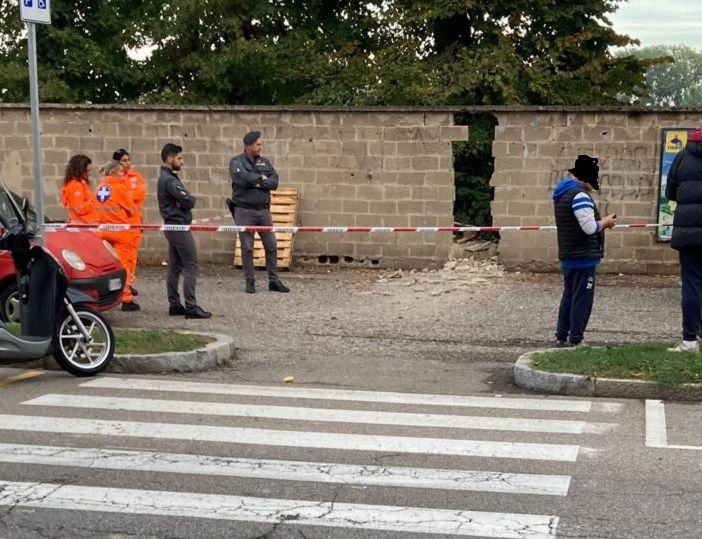 Calcio: Magenta-Pavia, nell’intervallo ignoti sfondano il muro dello stadio con una bomba carta. Indagano i Carabinieri