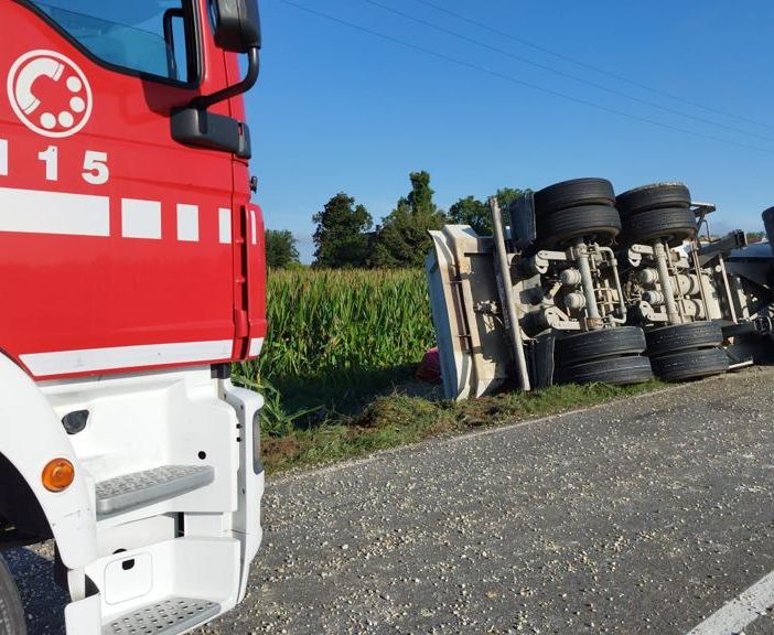 Vidigulfo: camion di ghiaia si ribalta sulla provinciale 2, ferito un 53enne
