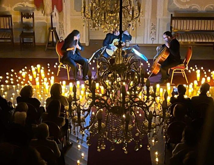 Trecate, è un successo la Candlelight in villa Cicogna