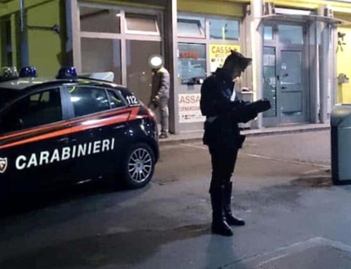 Tre accoltellati al distributore nel Milanese, uno è grave. Succede a Carpiano