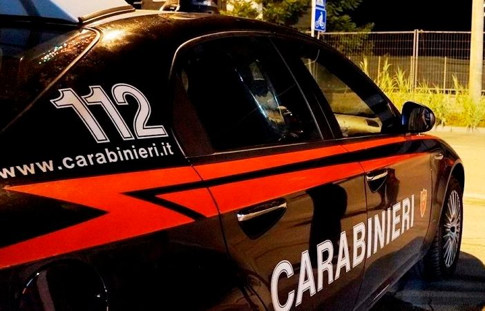 Vigevano: tentano di rubare ponteggi in una ditta, arriva il titolare e fuggono a mani vuote