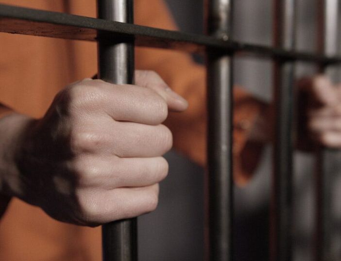 Abbiategrasso, viola il divieto di avvicinarsi ai genitori: arrestato, finisce in carcere e subito liberato