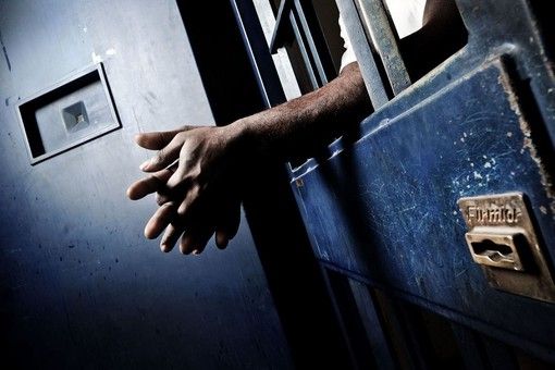 Novara, detenuto prima lancia candeggina contro agente poi minaccia e si scaglia contro un poliziotto