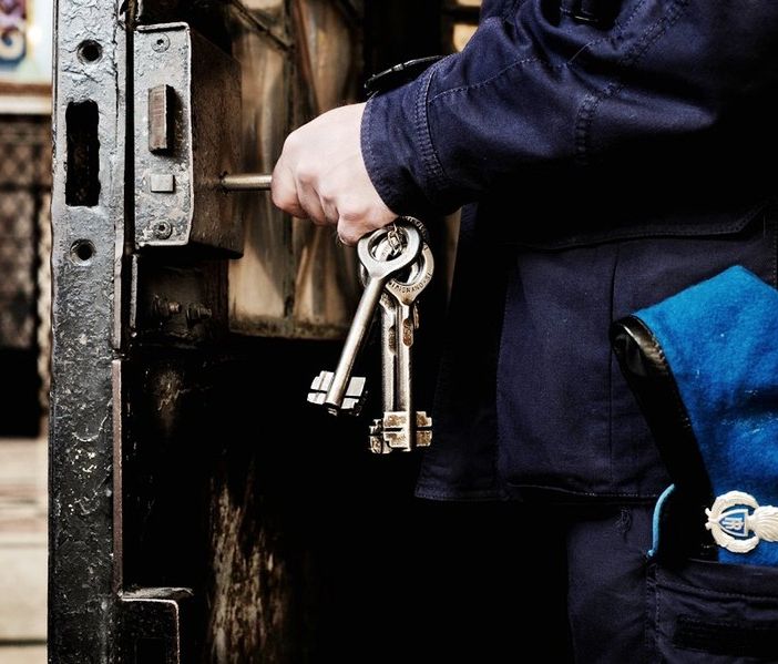 Vigevano, cinque agenti aggrediti in carcere