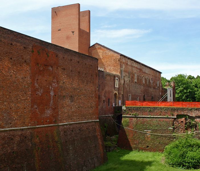 Novara, cade nel fossato del castello e passa la notte all’addiaccio