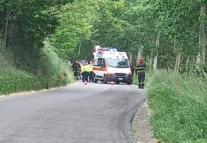 Moto fuori strada a Casterno, lungo la via che porta a Cascinazza: 42enne perde la vita