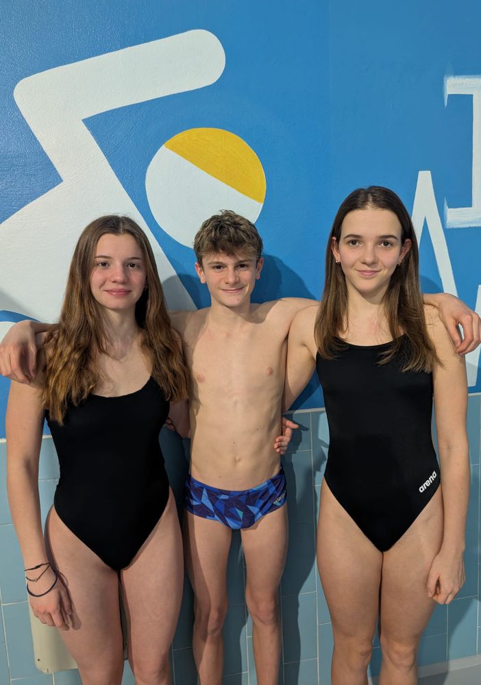 Nella foto di sinistra gli atleti dell’H2Sport che hanno gareggiato ai Regionali questo fine settimana: Miriam Cavarsaschi, Matteo Gatto e Martina Biso e nelle altre le 5 categorie dei partecipanti alla gara della Scuola Nuoto
