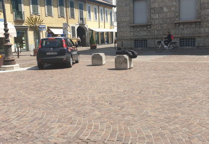 Ladro maldestro nel centro di Magenta tenta il furto, ma perde il tablet con le sue foto