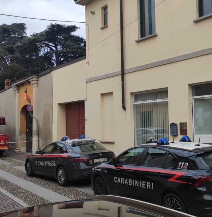 Mesero: barricato in casa, numerose pattuglie di carabinieri e vigili del fuoco sul posto