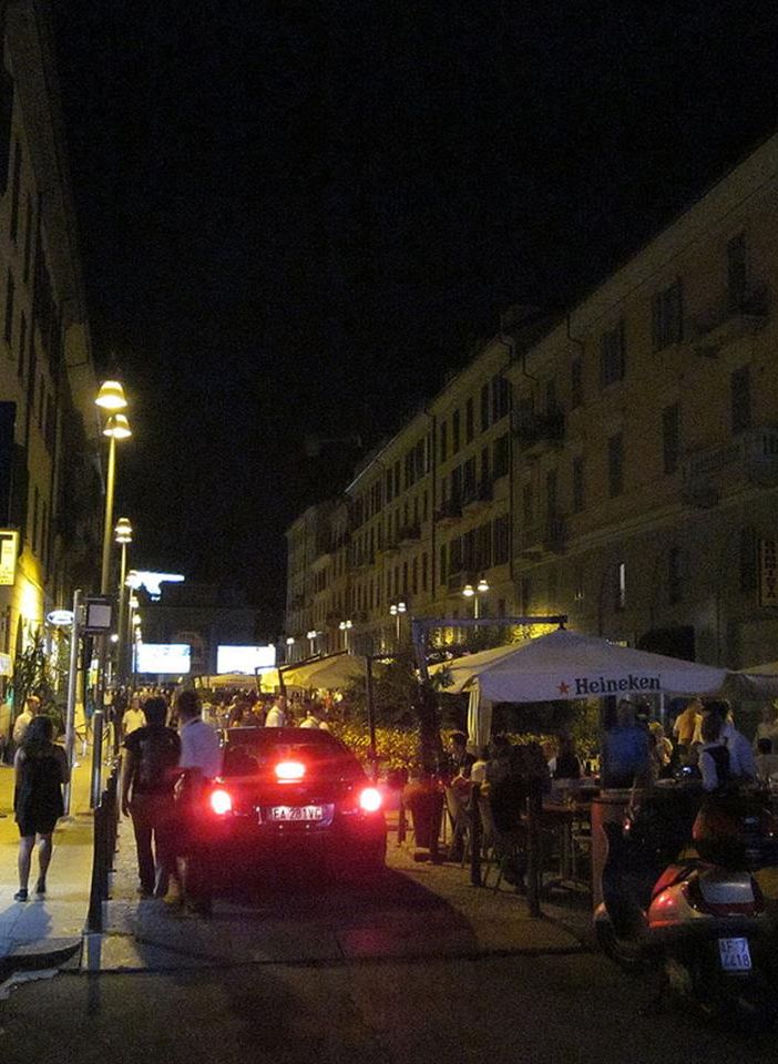 Milano: 31enne accoltellata in corso Como, è grave