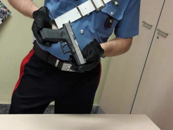 Nel bagagliaio dell’auto con un mini arsenale di armi: arrestato a Milano