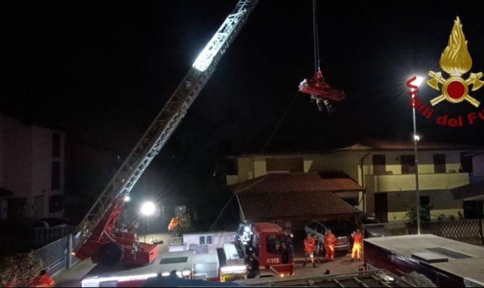 Pavese: accusa un malore in casa, i Vigili del fuoco intervengono con l'autoscala