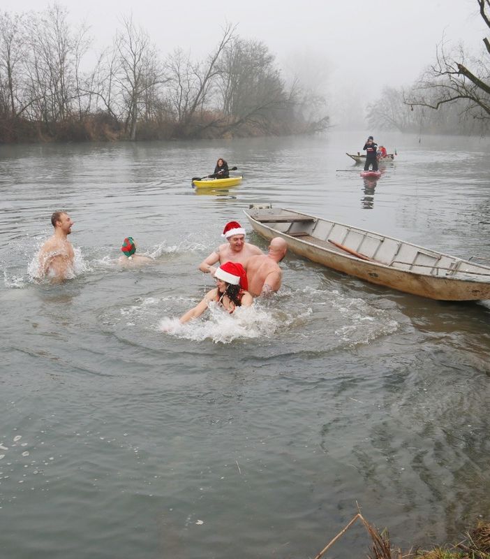 Lomello: nell'Agogna gelida il secondo &quot;cimento&quot; di Capodanno in Lomellina. Le immagini