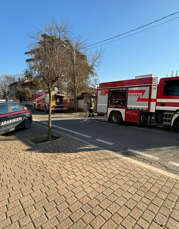 Dorno: fumo all'interno di un cortile, intervengono i Vigili del fuoco