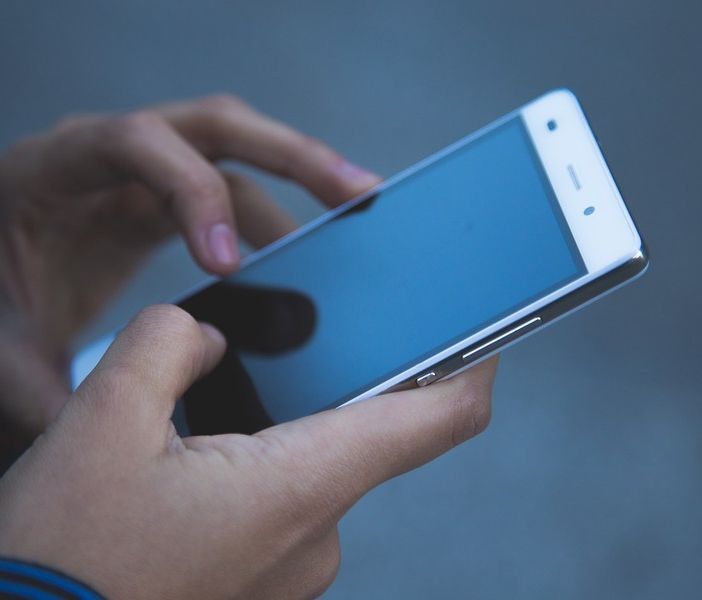 Risparmi: un giovane su tre si affida ai social per investire