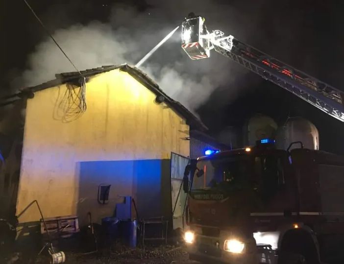 Vasto incendio alla cascina Cerina di Sopra a Morimondo