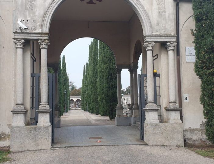 Ladri di rame al cimitero di Magenta: scoperchiate almeno cinque cappelle