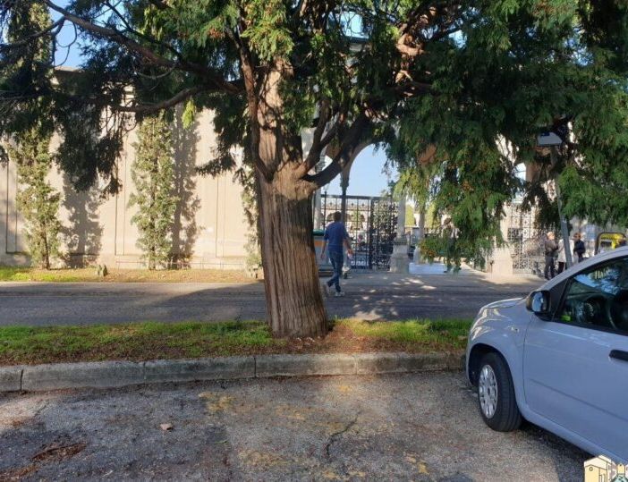 Magenta: finge di abbracciarla al cimitero e le sfila la collana