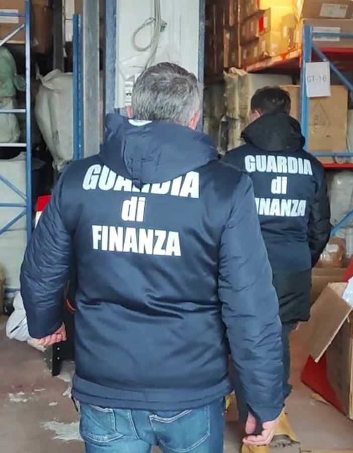 La Gdf sequestra a esercenti cinesi 1000 cinture (finta) pelle fra Trezzano e Cusago