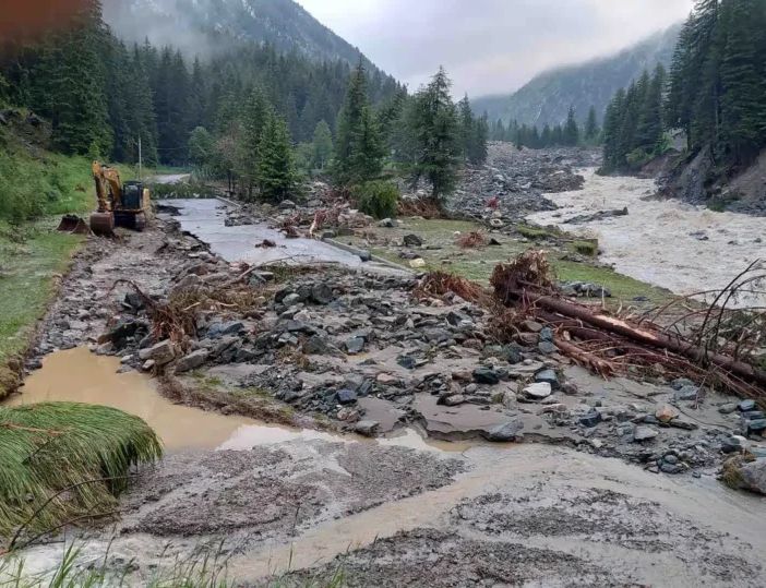 Cogne, in 350 per recuperare le auto dopo l’alluvione