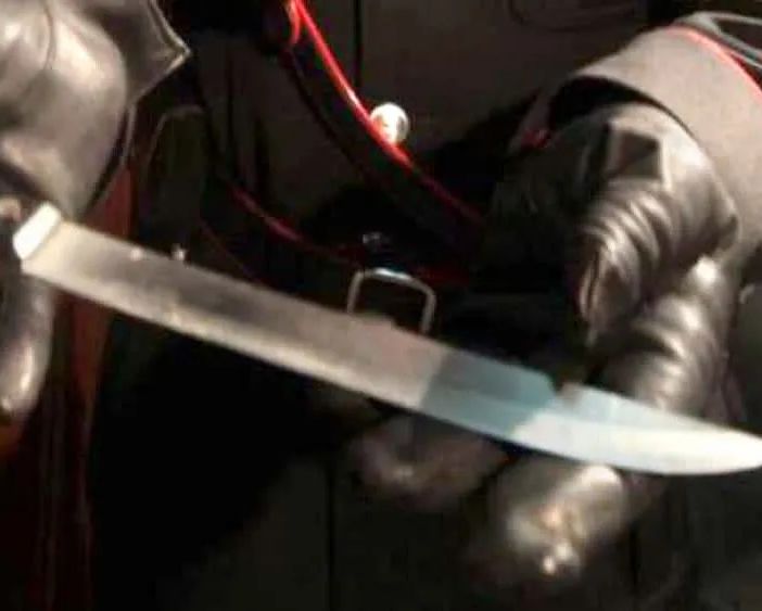 Milano, minaccia di morte i genitori con un coltello