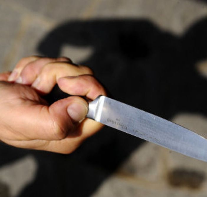 Milano: minaccia passanti con coltello chiedendo soldi, arrestato un 33enne