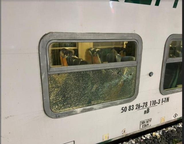 Finestrino danneggiato sulla linea ferroviaria Milano-Mortara, denunciato un 21enne