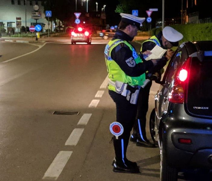 Senza assicurazione e al volante con patente revocata: sanzioni e auto confiscata