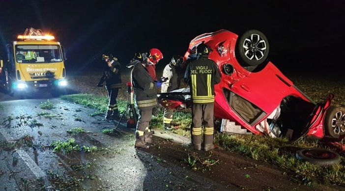 Corbetta: auto ribaltata lungo la strada del fontanile Fagiolo, ferito un ragazzo