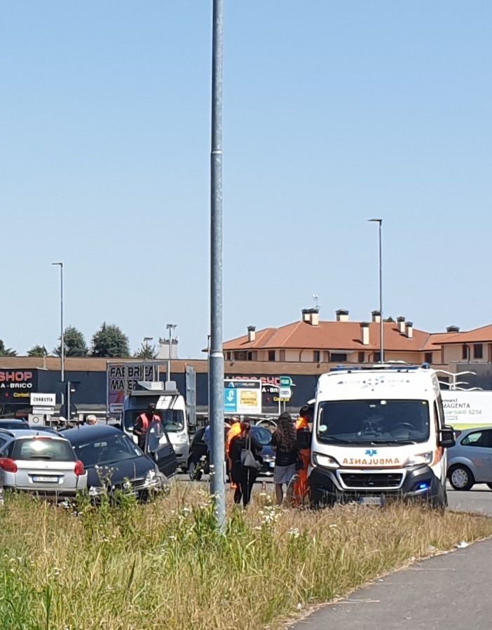 Corbetta: incidente alla rotonda dell’Esselunga, due auto fuori strada