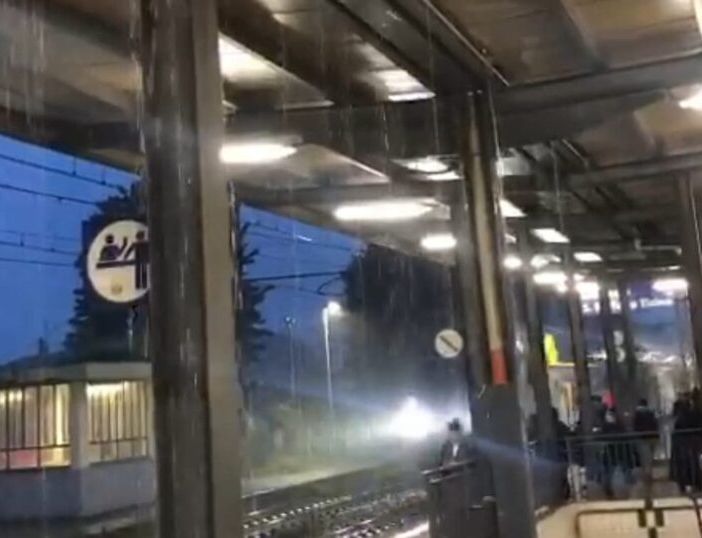 Pioggia battente: disagi ovunque, alla stazione di Corbetta/Santo Stefano nemmeno un riparo adeguato per i pendolari