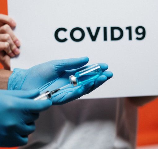 Primo caso sospetto di Omicron in Italia: positivo al Covid un uomo rientrato dall'Africa. Esami per capire se è la nuova variante