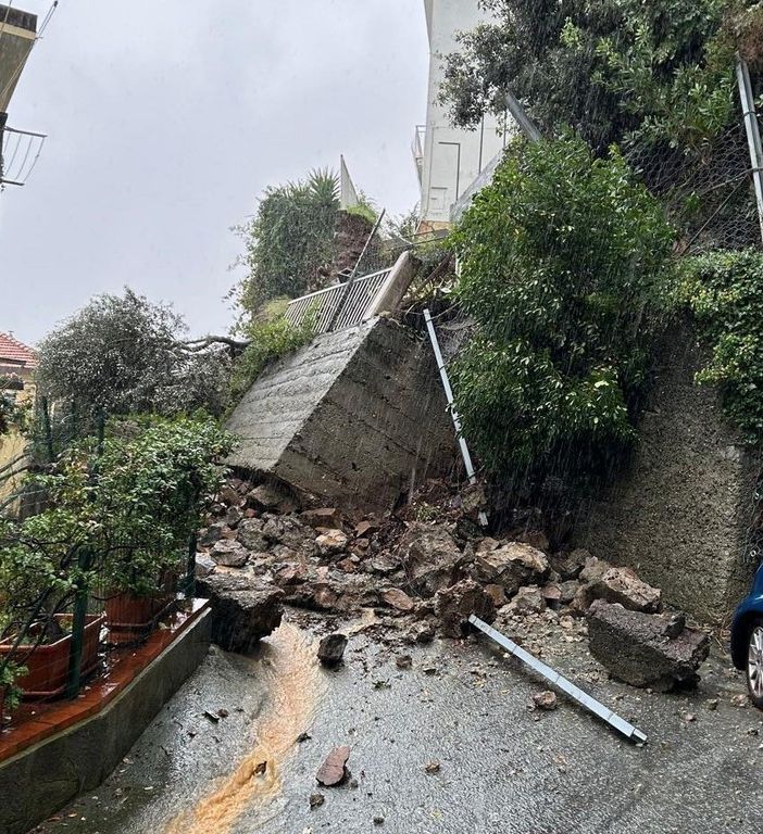aura a Varazze per un crollo che avrebbe potuto avere conseguenze drammatiche. Sotto in gallery la situazione a Mallare, in Val Bormida, Savona e Albenga aura a Varazze per un crollo che avrebbe potuto avere conseguenze drammatiche. Sotto in gallery la situazione a Mallare, in Val Bormida, Savona e Albenga